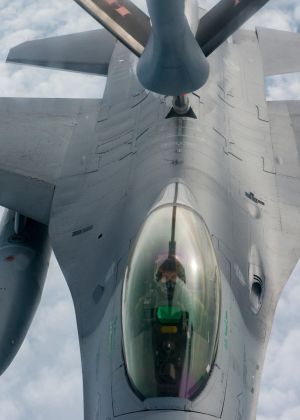 F-16 pilots, KC-135 crews team for mid-air refueling training