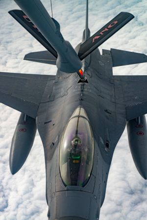 F-16 pilots, KC-135 crews team for mid-air refueling training